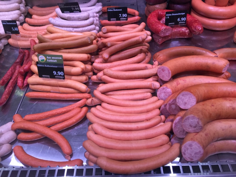 charcuterie-TOURVES-min_sausages_meat_butchery-1069321